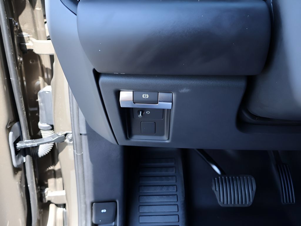 Certified 2025 Land Rover Defender 110 X-Dynamic SE AWD/4WD image 34