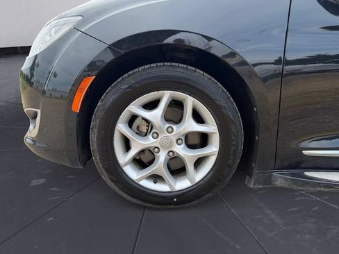 Used 2017 Chrysler Pacifica Touring-L w/ Tire & Wheel Group FWD image 14