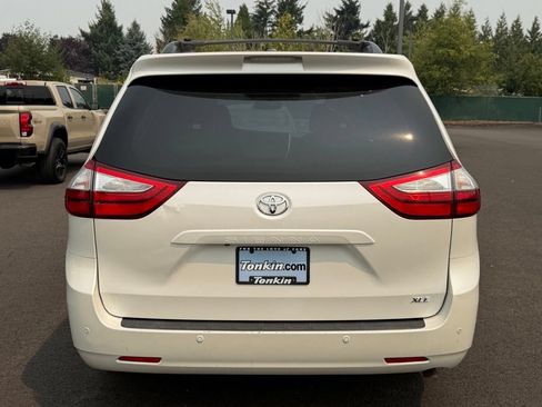 Used 2015 Toyota Sienna XLE w/ XLE Navigation Package FWD image 7