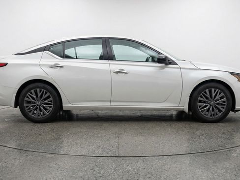 Used 2025 Nissan Altima 2.5 SV FWD image 11