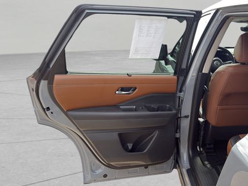 Certified 2025 Nissan Pathfinder Platinum AWD/4WD image 16