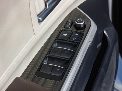 Used 2021 Toyota Sienna Platinum image 25