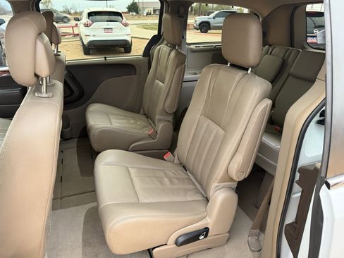 Used 2015 Chrysler Town & Country Touring w/ Driver Convenience Group image 19
