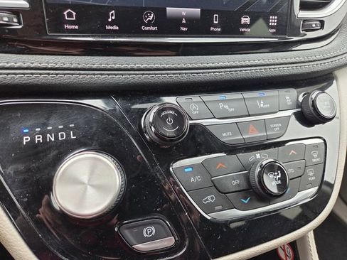 Used 2023 Chrysler Pacifica Limited FWD image 18