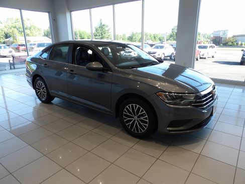 Used 2019 Volkswagen Jetta SE w/ Cold Weather Package FWD image 3