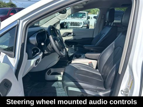 Used 2024 Chrysler Pacifica Touring-L FWD image 10