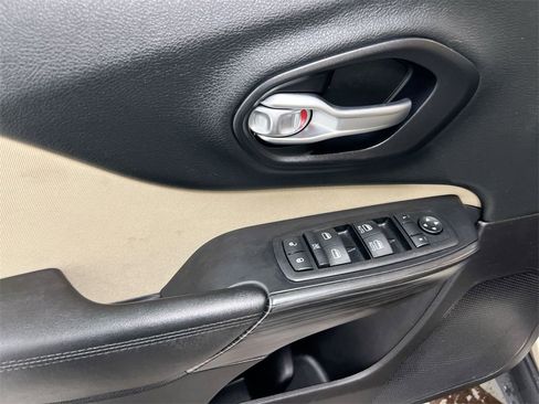 Used 2015 Jeep Cherokee Latitude w/ Cold Weather Group image 19