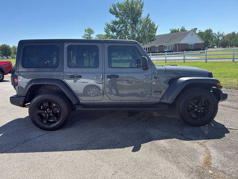 Used 2020 Jeep Wrangler Unlimited Sport AWD/4WD image 2