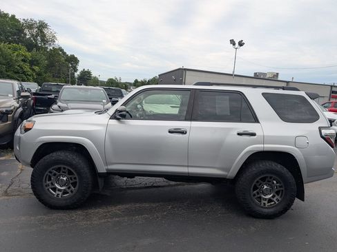 Used 2020 Toyota 4Runner Venture AWD/4WD image 3