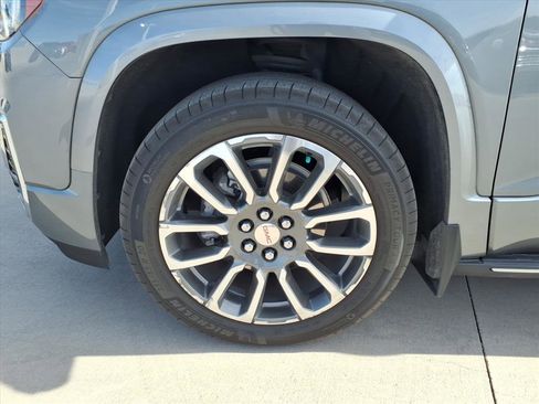 Used 2022 GMC Acadia Denali w/ Denali Technology Package image 9