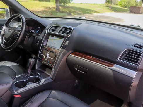 Used 2018 Ford Explorer Limited w/ Ford Safe & Smart Package image 27