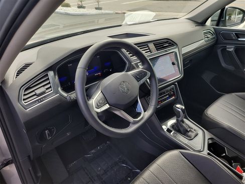 Used 2022 Volkswagen Tiguan SE w/ Panoramic Sunroof Package image 22