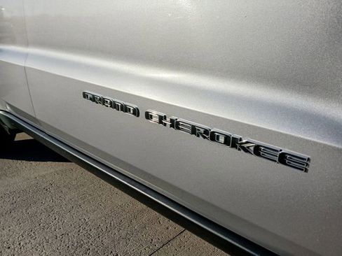 Used 2020 Jeep Grand Cherokee Laredo image 37