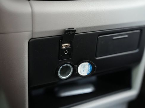 Used 2015 Toyota Sienna L image 30