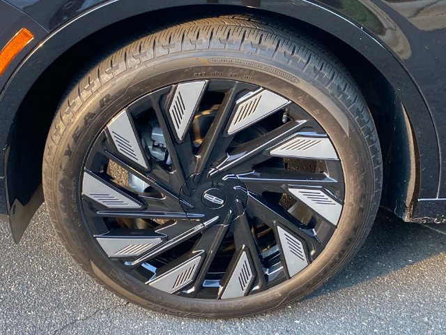 Certified 2025 Lincoln Nautilus Reserve w/ Jet Appearance Package AWD/4WD image 6