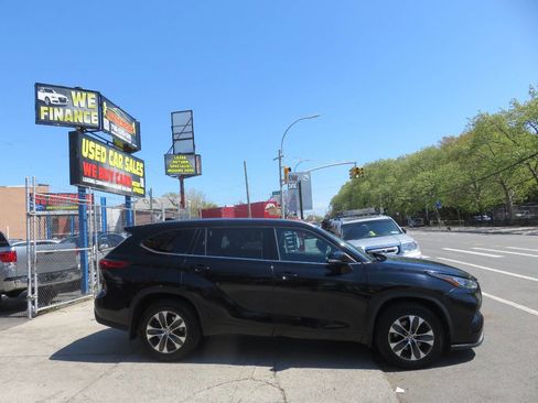 Used 2020 Toyota Highlander XLE AWD/4WD image 9