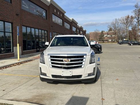 Used 2016 Cadillac Escalade ESV Luxury image 3