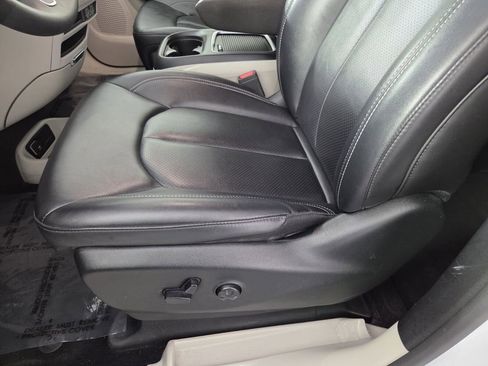 Certified 2024 Chrysler Pacifica Touring-L image 30