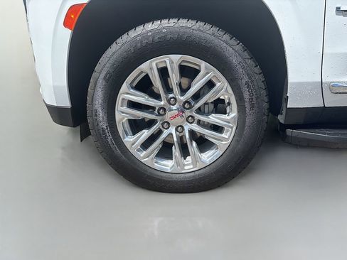 Used 2024 GMC Yukon XL SLT w/ SLT Luxury Package image 12