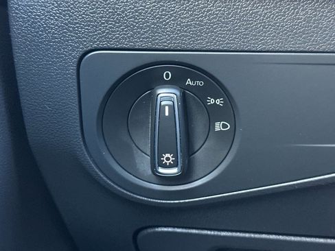 Used 2023 Volkswagen Tiguan SE image 32