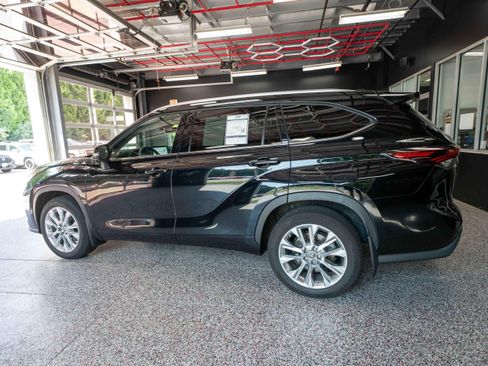 Used 2024 Toyota Highlander Limited FWD image 2