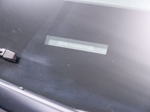 Used 2024 Kia Carnival EX image 31