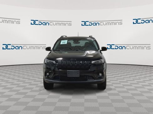 Used 2022 Jeep Cherokee Latitude AWD/4WD image 3