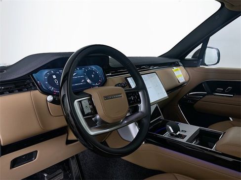 New 2025 Land Rover Range Rover Long Wheelbase SE image 9