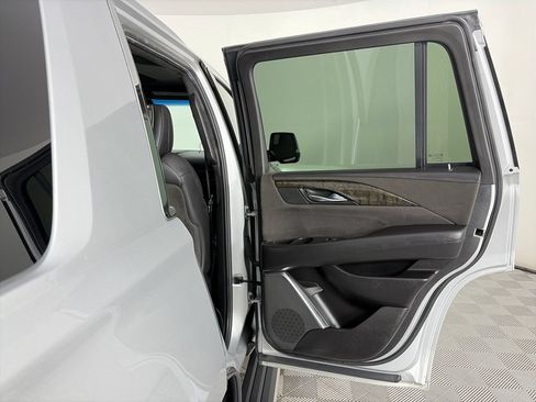 Used 2016 Cadillac Escalade Platinum AWD/4WD image 28