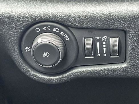 New 2026 Chrysler Pacifica Select FWD image 26