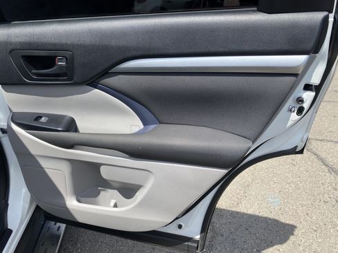 Used 2018 Toyota Highlander LE FWD image 21