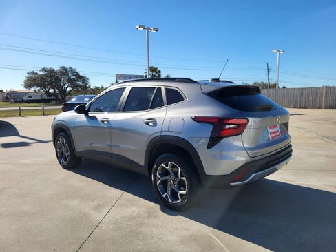 Used 2025 Chevrolet Trax LT w/ LT Convenience Package image 3