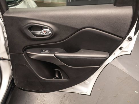 Used 2019 Jeep Cherokee Latitude w/ Cold Weather Group AWD/4WD image 36