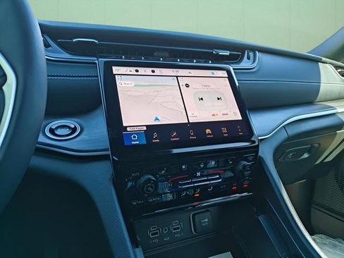 New 2025 Jeep Grand Cherokee L Limited w/ Luxury Tech Group II image 24