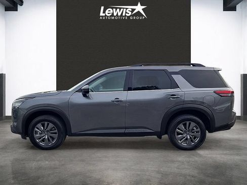 Used 2024 Nissan Pathfinder SV FWD image 2