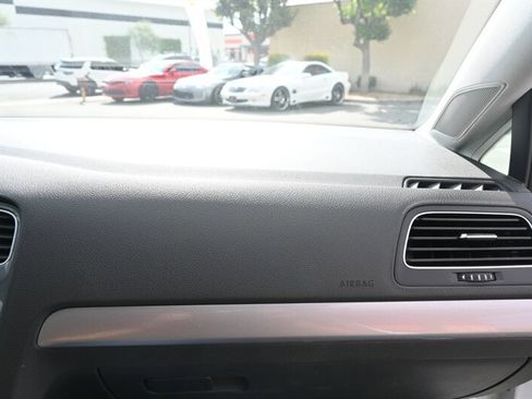 Used 2016 Volkswagen e-Golf SE w/ DC Fast Charging Package image 57