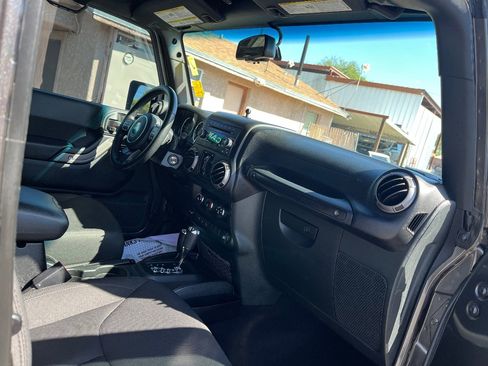 Used 2018 Jeep Wrangler Unlimited Sport S image 31