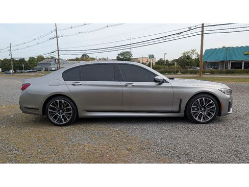 Used 2022 BMW 750i xDrive w/ Executive Package image 8