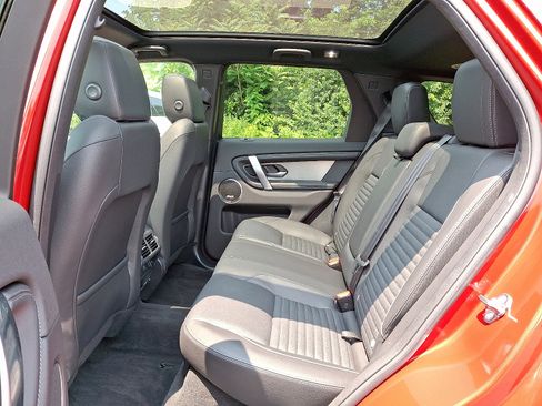 Certified 2025 Land Rover Discovery Sport Dynamic SE image 5