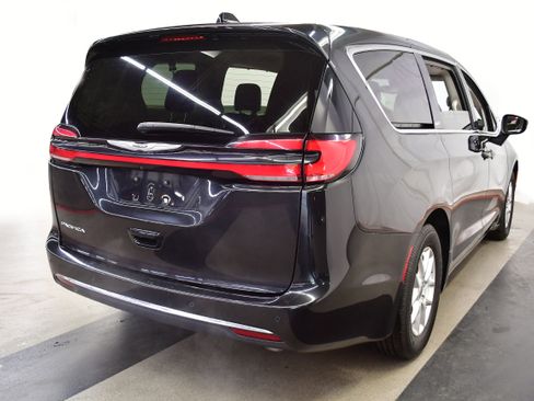 Used 2023 Chrysler Pacifica Touring-L FWD image 7