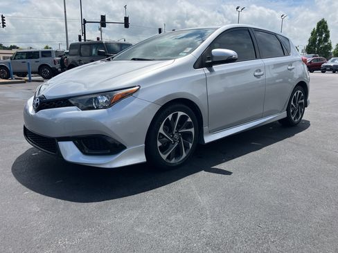 Used 2017 Toyota Corolla iM FWD image 2
