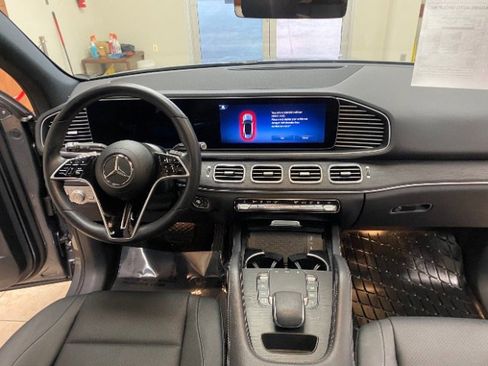 Used 2025 Mercedes-Benz GLE 450e 4MATIC w/ Driver Assistance Package image 18