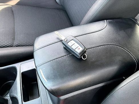 Used 2021 Nissan Rogue Sport S image 10