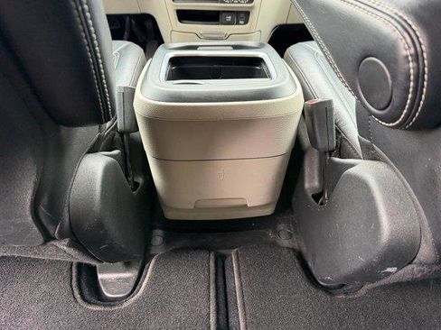 Used 2022 Chrysler Pacifica Touring-L image 19