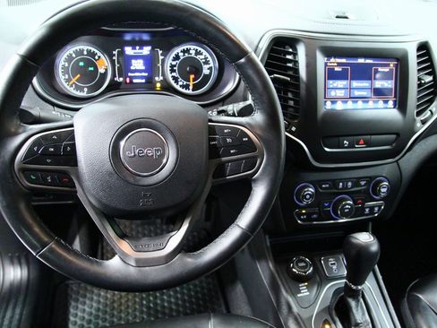 Used 2019 Jeep Cherokee Latitude Plus w/ Cold Weather Group image 6