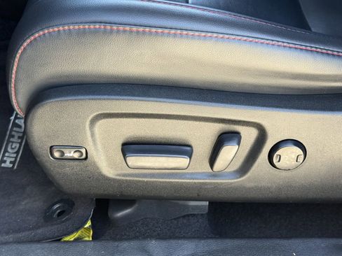 Used 2019 Toyota Highlander SE image 29