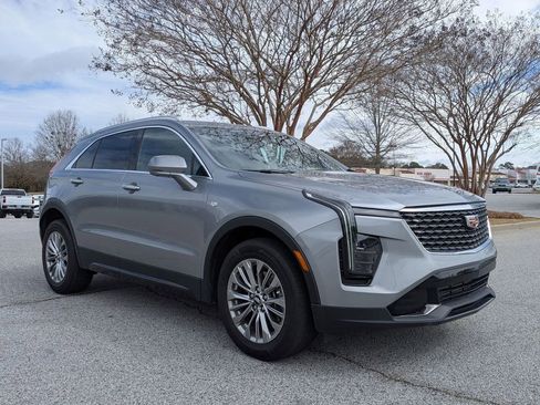 Used 2025 Cadillac XT4 Premium Luxury image 2