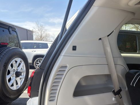 Used 2023 Chrysler Pacifica Touring-L AWD/4WD image 9