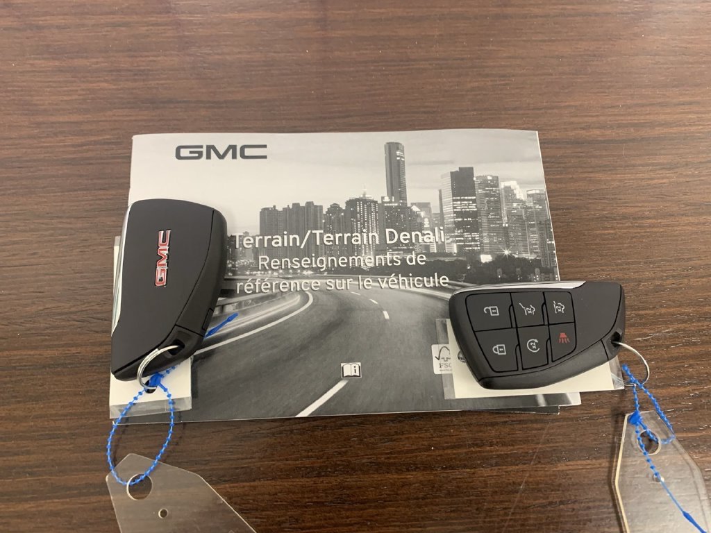 Used 2023 GMC Terrain Denali w/ Denali Premium Package AWD/4WD image 9