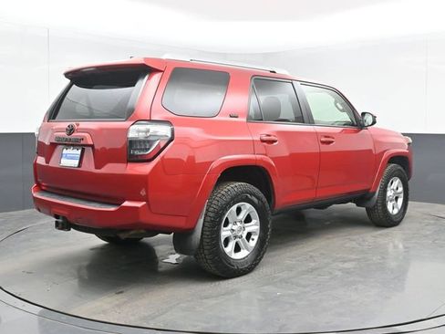 Used 2018 Toyota 4Runner SR5 AWD/4WD image 10